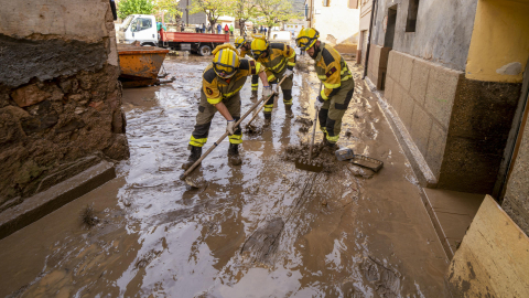 Fotografía de archivo de personal de emergencia en labores de limpieza para despejar el lodo de las calles de una ciudad de la provincia de Teruel, en la comunidad de Aragón, España, el 30 de octubre de 2024.