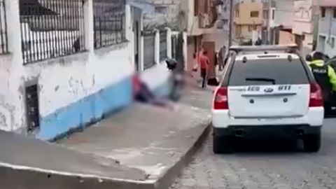 El cuerpo sin vida de un hombre asesinado en la Ciudadela El Recreo, en el sur de Quito.