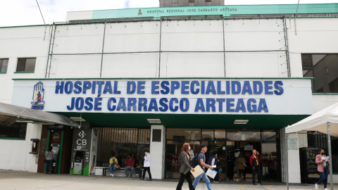 Fachada del Hospital de Especialidades José Carrasco Arteaga, del IESS, en Cuenca. Foto de enero de 2024.