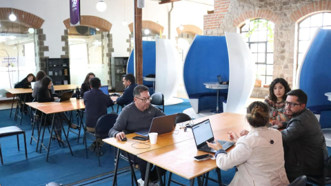 Personas en unos de los coworking del Municipio de Quito, el 13 de noviembre de 2024.