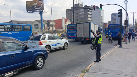 Un agente metropolitano de tránsito realiza controles en la avenida Simón Bolívar y Panamericana norte, este 13 de noviembre de 2024.