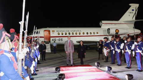 Llegada de Felipe VI, rey de España, al aeropuerto Mariscal La Mar de Cuenca, la noche de este 13 de noviembre de 2024.