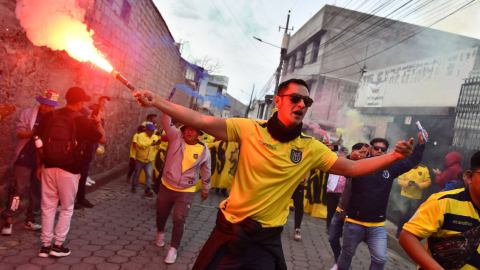 Fanático de la selección de Ecuador previo al partido, de Eliminatorias, ante Chile, el 21 de noviembre de 2023 en los exteriores del estadio Rodrigo Paz Delgado.