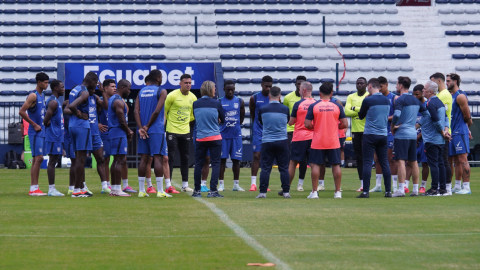 Los jugadores de la selección de Ecuador luego del entrenamiento del lunes 11 de noviembre de 2024, en el estadio George Capwell, en Guayaquil.