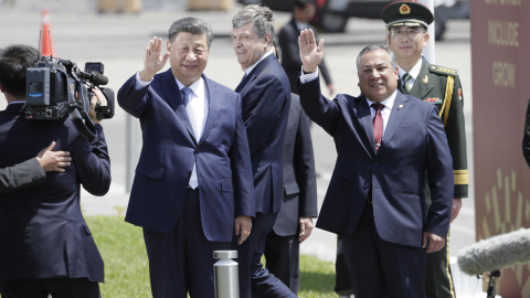 El presidente de China, Xi Jinping, junto al presidente del Consejo de Ministros de Perú, Gustavo Adrianzén, saludan a las cámaras en una base aérea de Lima, el 14 de noviembre de 2024.