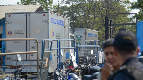 Furgones de Medicina Legal ingresan a retirar cadáveres en la Penitenciaría del Litoral, al norte de Guayaquil, tras un ataque en el pabellón 3 que se saldó con 17 presos fallecidos y 14 heridos el jueves 14 de noviembre de 2024.