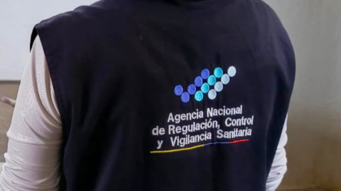 Imagen de referencia de personal del la Agencia Nacional de Regulación, Control y Vigilancia Sanitaria (Arcsa), 14 de noviembre de 2024.