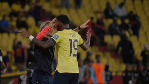 Sebastián Beccacece y Gonzalo Plata se abrazan durante el partido ante Bolivia, en Guayaquil, el 14 de noviembre de 2024.