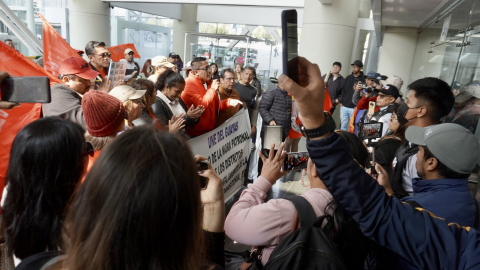 La UNE protesta contra el gobierno en la plataforma gubernamental en Quito