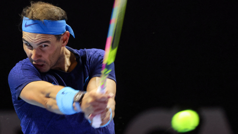 Rafael Nadal devuelve el balón al serbio Novak Djokovic durante su partido por el tercer puesto en el torneo de exhibición "6 Kings Slam".