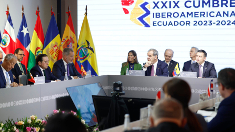 El rey Felipe VI (c) habla en la sesión plenaria de la XXIX Cumbre Iberoamericana este 15 de noviembre de 2024, en el museo Pumapungo en Cuenca.