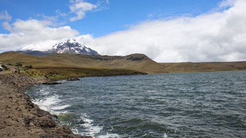 Imagen del volcán Antisana, una de las fuentes de agua de Quito, en abril de 2024.