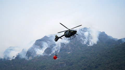 Aviones descargan agua en El Cajas, en un intento por controlar un incendio en esta zona, donde nacen los ríos que abastecen a las principales centrales hidroeléctricas de Ecuador, 15 de noviembre de 2024.