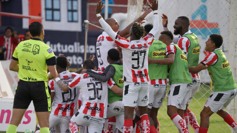 Los jugadores de Técnico Universitario celebran un gol ante Universidad Católica por la LigaPro, el 4 de noviembre de 2024, en el estadio Bellavista.