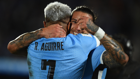 El delantero uruguayo Rodrigo Aguirre celebra con su compañero, el mediocampista Rodrigo Bentancur, después de anotar ante Colombia en la Fecha 11 de las Eliminatorias, el 15 de noviembre de 2024.