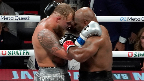 Jake Paul y Mike Tyson se abrazan al final de su pelea, 15 de noviembre de 2024.