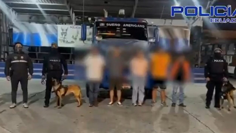 Cinco personas fueron detenidas durante el decomiso de más de cinco toneladas de cocaína en Guayaquil.