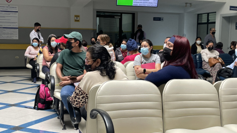 Pacientes en una sala de esperda del hospital de Solca, en Cuenca.