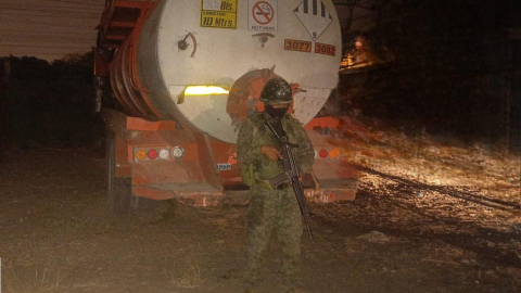 Militares decomisaron combustible robado del poliductos La Libertad.