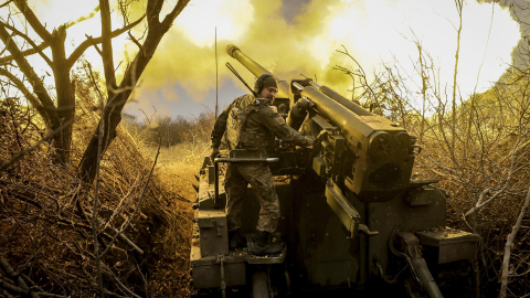 Un soldado ucraniano dispara un proyectil hacia posiciones rusas en una localidad de la región de Donetsk, el 18 de noviembre de 2024, en medio de la invasión de Rusia a Ucrania.