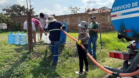 Moradores de Tumbaco se abastecen de agua, el 8 de noviembre de 2024.