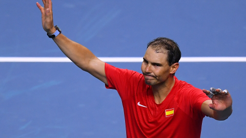 Rafa Nadal saluda al público tras su derrota ante el neerlandés Botic Van de Zandschulp durante el primer partido de los cuartos de final de la Copa Davis, este 19 de noviembre de 2024.