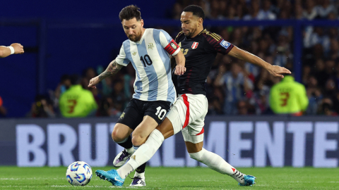 Lionel Messi y Alexander Callens disputan un balón durante la Fecha 12 de las Eliminatorias, el martes 19 de noviembre de 2024, en la Bombonera.