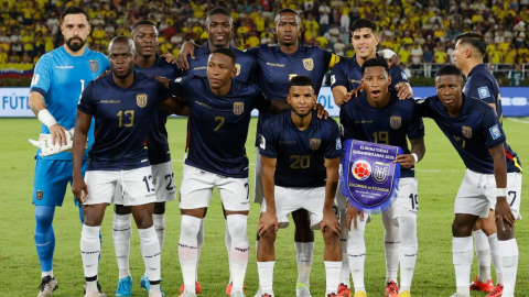 Equipo titular de Ecuador antes del partido con Colombia en Barranquilla, el 19 de noviembre de 2024.