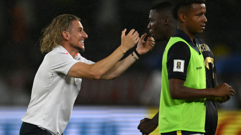 Sebastián Beccacece festeja el triunfo de Ecuador ante Colombia por las Eliminatorias, en Barranquilla, el martes 19 de noviembre de 2024.