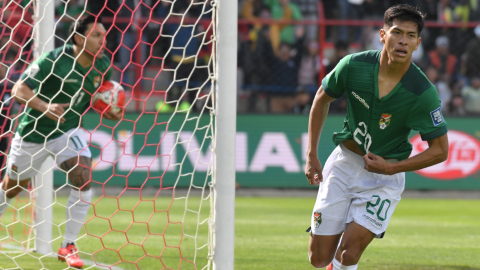 Ervin Vaca de Bolivia celebra su gol ante Paraguay, el martes 19 de noviembre, por la Fecha 12 de las Eliminatorias sudamericanas.