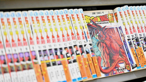 Libros de la popular serie Dragon Ball en un estante de una tienda en el centro de Tokio el 8 de marzo de 2024.