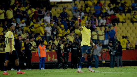 Enner Valencia festeja uno de los goles de Ecuador en la victoria ante Bolivia, en el estadio Banco Pichincha de Guayaquil, el 14 de noviembre de 2024.