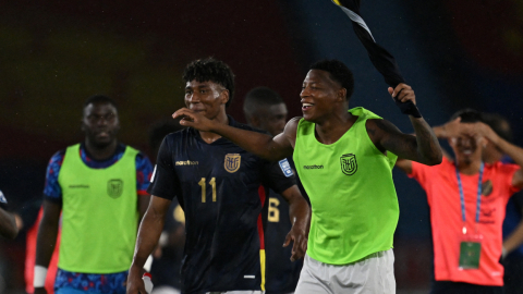 Kevin Rodríguez y Gonzalo Plata celebran el triunfo de Ecuador ante Colombia en Barranquilla, por la Fecha 12 de las Eliminatorias, el 19 de noviembre de 2024.