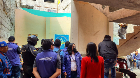 Policías toman los nombres de las personas rescatadas en una clínica de rehabilitación clandestina en Quito.