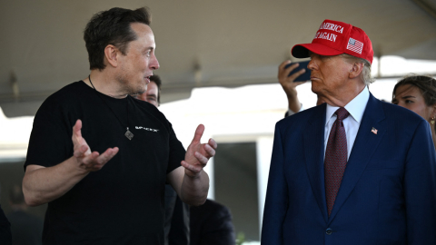 Elon Musk y Donald Trump, en una visita guiada al lanzamiento del sexto vuelo de prueba del cohete Starship de SpaceX, 18 de noviembre de 2024.