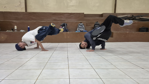 Fredy García y Oliver Sánchez, practicando break dance.