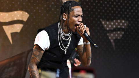 Travis Scott se presenta en el escenario del Fanatics Fest NYC, 17 de agosto de 2024.