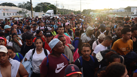 Migrantes caminan en caravana hacia la frontera con Estados Unidos este 20 de noviembre de 2024, en el municipio de Tapachula, México.