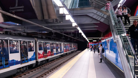 Usuarios del Metro de Quito arriban a una estación.