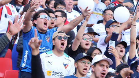 Hinchas de Liga de Quito alentando en el estadio Rodrigo Paz Delgado durante el partido ante Independiente del Valle por LigaPro, el 9 de noviembre de 2024.