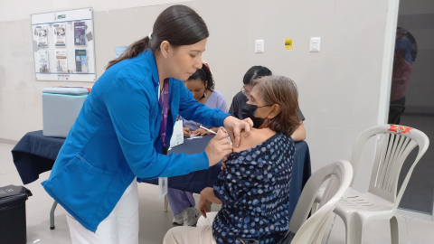 Una profesional médica del IESS vacuna a una mujer contra la influenza, en el Hospital Los Ceibos, de Guayaquil, noviembre de 2024. Imagen referencial.