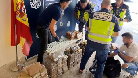 policías inspeccionan paquetes de cocaína en Barcelona