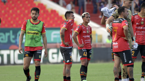 Jugadores de Deportivo Cuenca, durante un partido de LigaPro, el 25 de octubre de 2024.