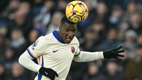 Moisés Caicedo durante el partido entre el Leicester City y el Chelsea por Premier League, 23 de noviembre de 2024.