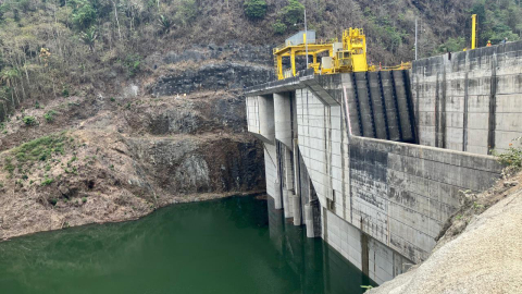 Vista del embalse de la central Alluriquín, que forma parte del complejo hidroeléctrico Toachi Pilatón, ubicado entre las provincias de Pichincha, Santo Domingo de los Tsáchilas y Cotopaxi.