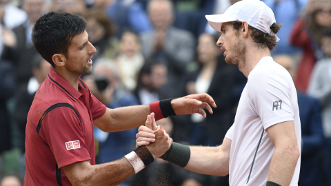 Novak Djokovic y Andy Murray se saludan después de la final de Roland Garros, en París, en 2016.