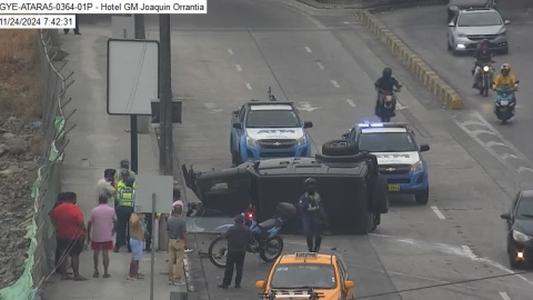 Un carro terminó volcado en la avenida Joaquín Orrantia, al norte de Guayaquil. La vía fue cerrada por la ATM