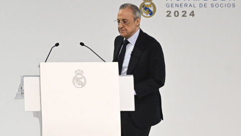 El presidente del Real Madrid, Florentino Pérez, se dirige a dar un discurso durante la Asamblea General del club, el domingo 24 de noviembre de 2024, en Madrid.