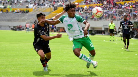 Jugadores de Deportivo Quito y Liga de Portoviejo en los cuartos de final del Ascenso Nacional, 17 de noviembre de 2024.