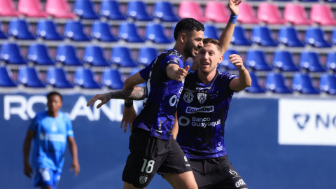 Cristian Zabala y Mateo Carabajal, de Independiente del Valle, festejan un gol ante Macará, el domingo 24 de noviembre de 2024.